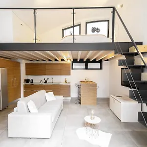 https://design-central-apartment.it-lombardy.com